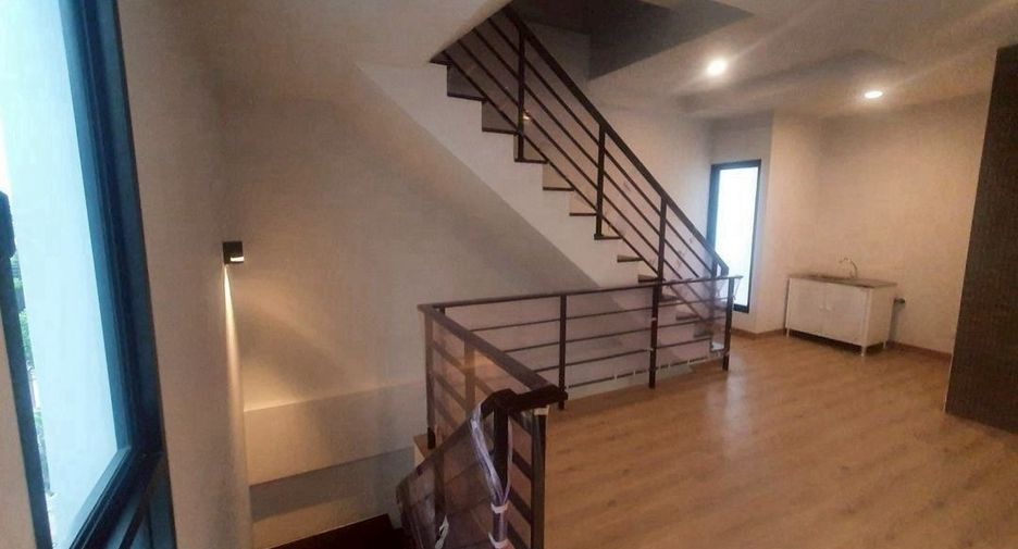For rent 3 ベッドルーム house in Lat Phrao, Bangkok