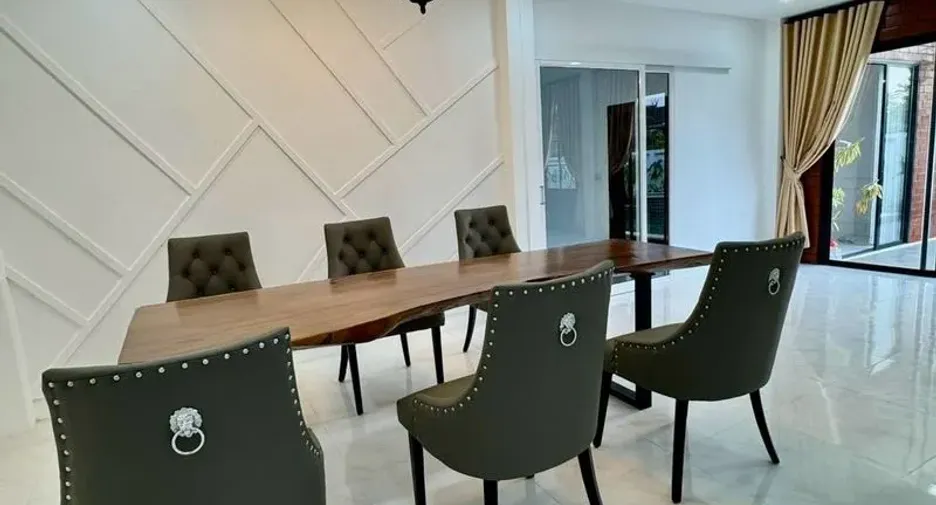 For rent 5 bedrooms house in Saraphi, Chiang Mai