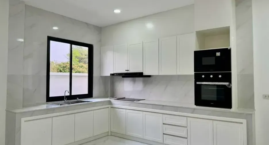 For rent 5 bedrooms house in Saraphi, Chiang Mai
