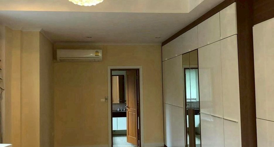 For rent 5 bedrooms house in Taling Chan, Bangkok