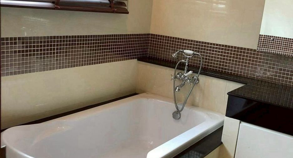 For rent 5 bedrooms house in Taling Chan, Bangkok