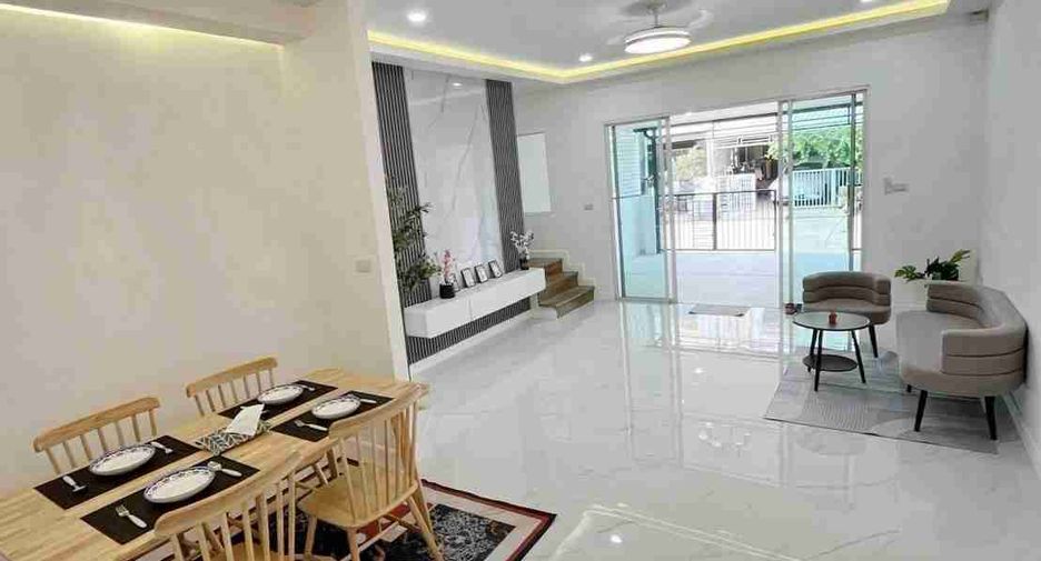 For sale 3 bedrooms townhouse in Don Mueang, Bangkok
