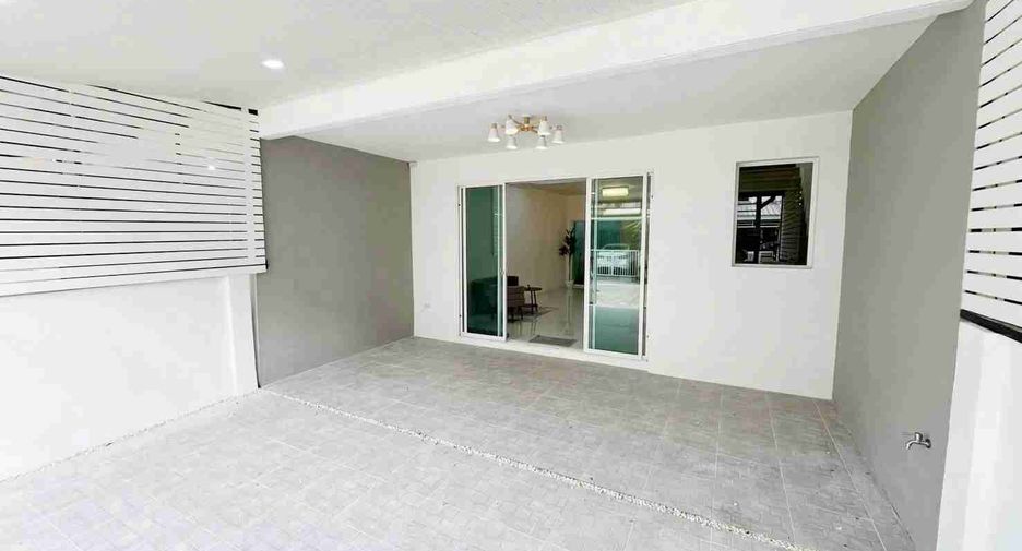 For sale 3 bedrooms townhouse in Don Mueang, Bangkok