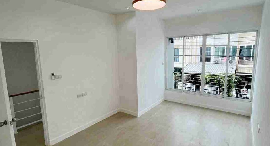 For sale 3 bedrooms townhouse in Don Mueang, Bangkok