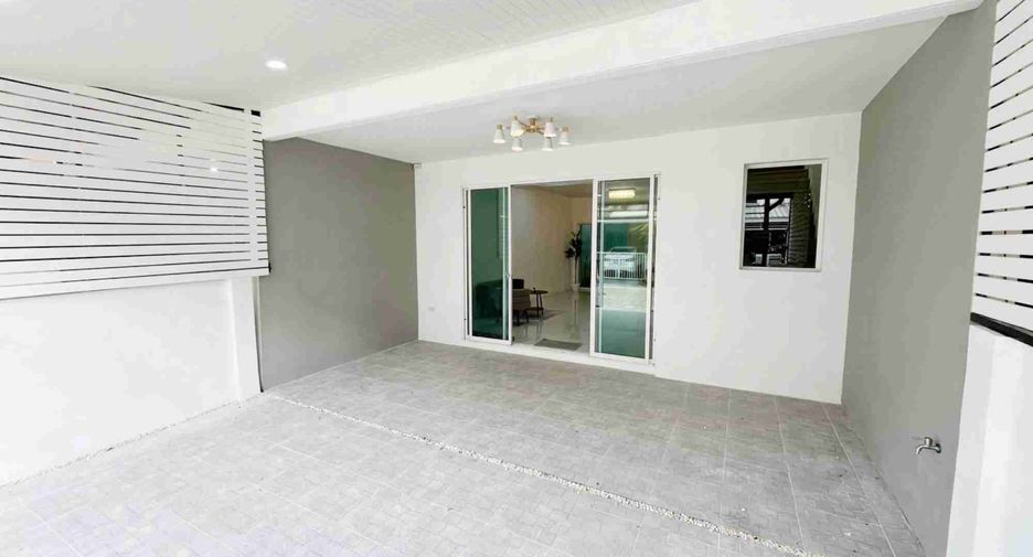 For sale 3 bedrooms townhouse in Don Mueang, Bangkok