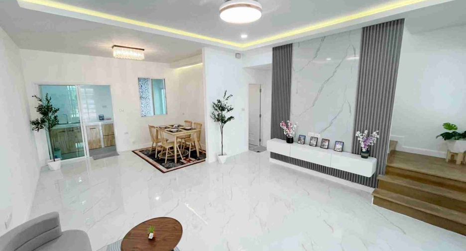 For sale 3 bedrooms townhouse in Don Mueang, Bangkok