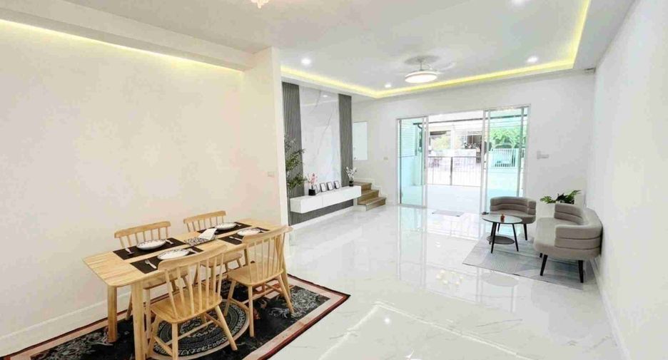 For sale 3 bedrooms townhouse in Don Mueang, Bangkok