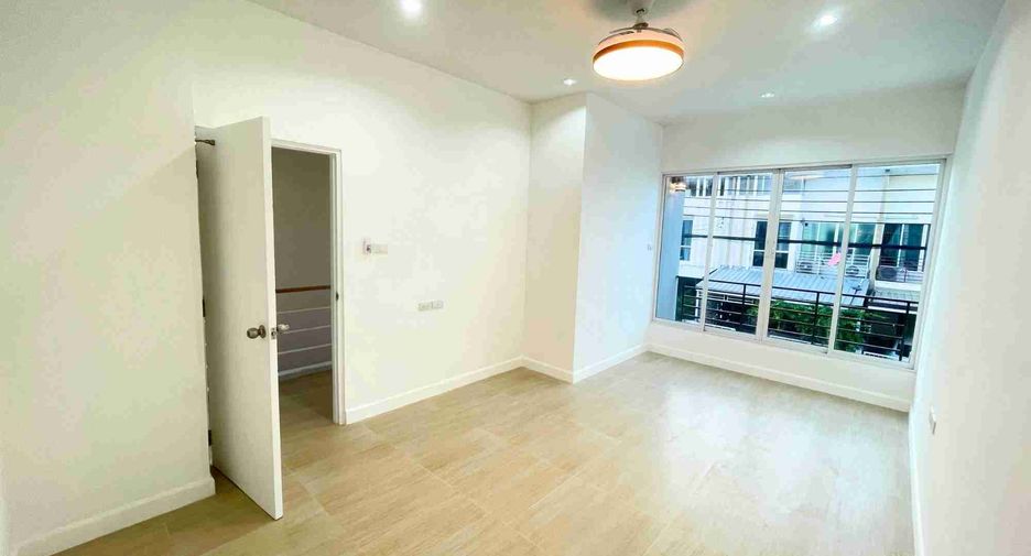 For sale 3 bedrooms townhouse in Don Mueang, Bangkok