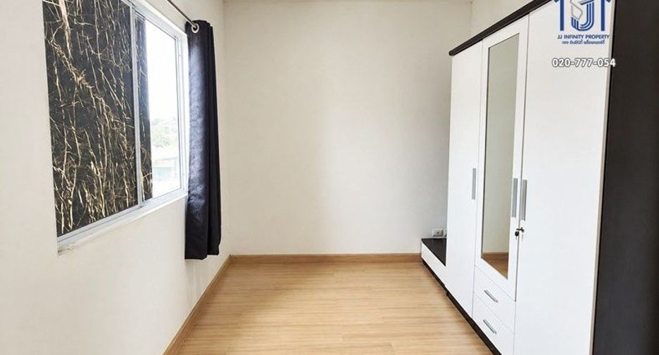 Продажа 4 спальни таунхаус в Mueang Pathum Thani, Патумтани