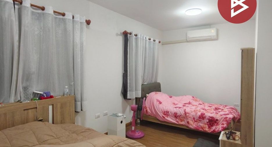 For sale 4 bedrooms townhouse in Krathum Baen, Samut Sakhon