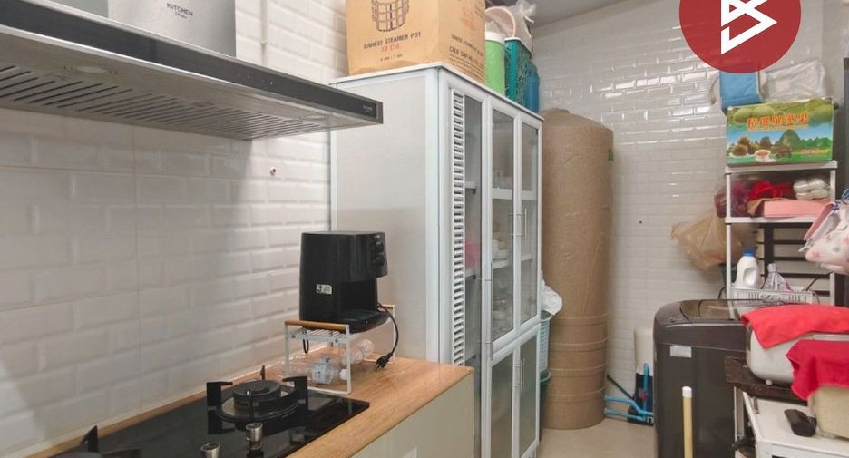 For sale 4 bedrooms townhouse in Krathum Baen, Samut Sakhon