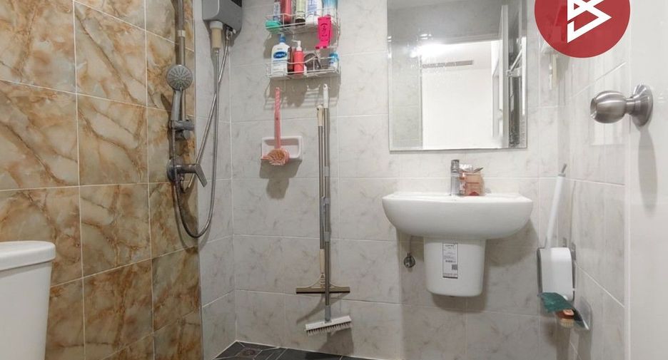 For sale 4 bedrooms townhouse in Krathum Baen, Samut Sakhon