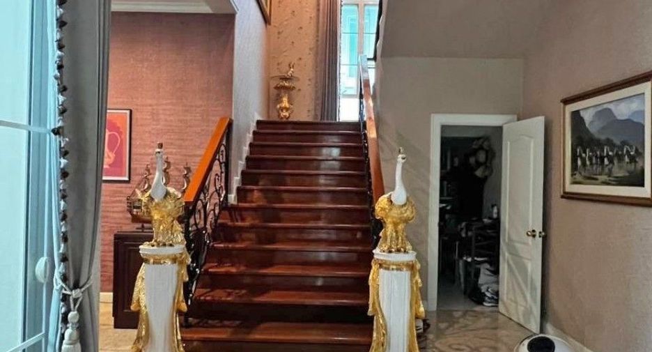 For sale 3 bedrooms house in Taling Chan, Bangkok