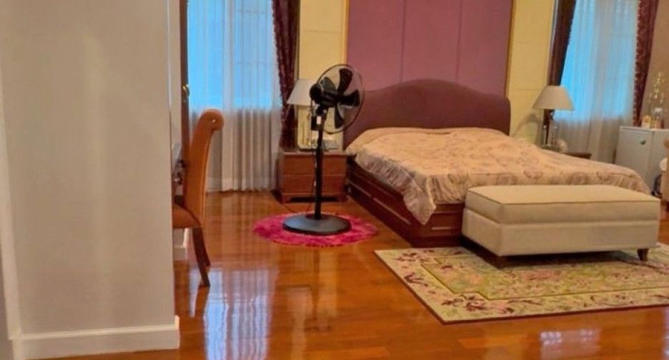For sale 3 bedrooms house in Taling Chan, Bangkok