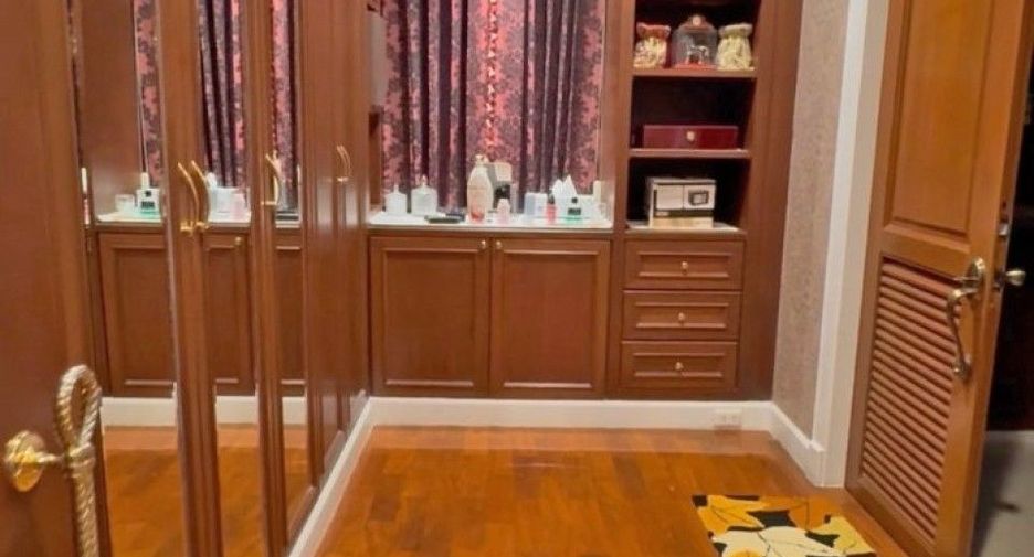 For sale 3 bedrooms house in Taling Chan, Bangkok