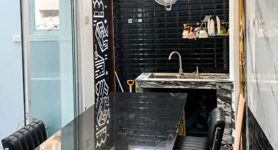 For sale 4 ベッドルーム house in Bangkok Noi, Bangkok