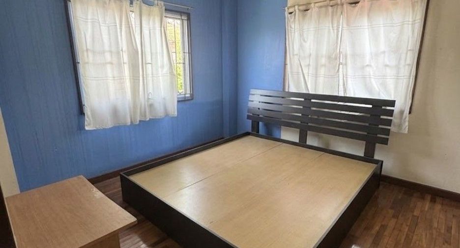 À vendre 4 chambres maison de ville à Mueang Chon Buri, Chonburi