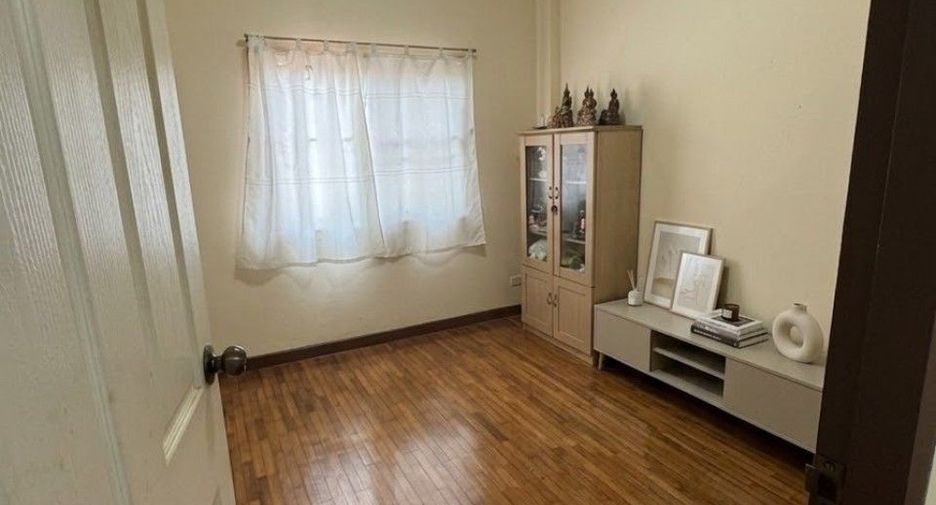 À vendre 4 chambres maison de ville à Mueang Chon Buri, Chonburi
