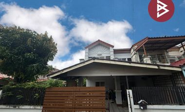 À vendre 4 chambres maison de ville à Mueang Chon Buri, Chonburi