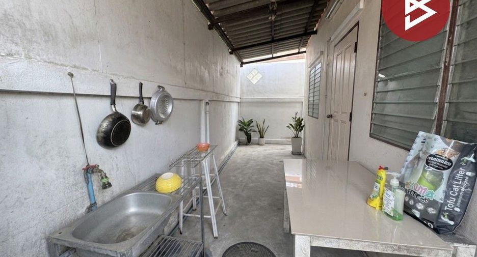 À vendre 4 chambres maison de ville à Mueang Chon Buri, Chonburi