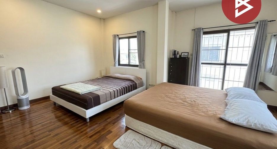 À vendre 4 chambres maison de ville à Mueang Chon Buri, Chonburi