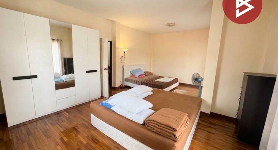À vendre 4 chambres maison de ville à Mueang Chon Buri, Chonburi