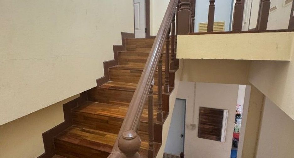 À vendre 4 chambres maison de ville à Mueang Chon Buri, Chonburi