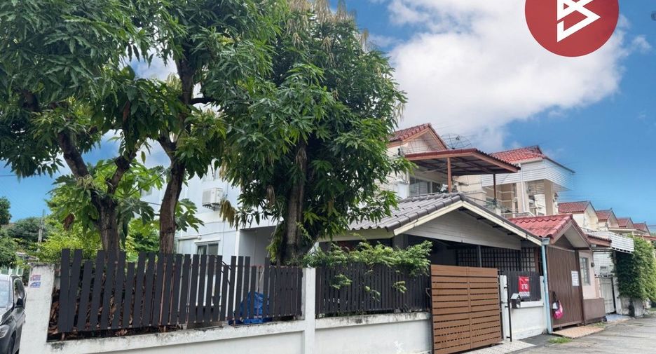 À vendre 4 chambres maison de ville à Mueang Chon Buri, Chonburi