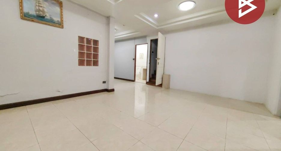 Casa adosada en venta de 6 habitaciones en Bang Na, Bangkok