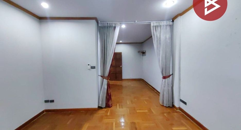 Casa adosada en venta de 6 habitaciones en Bang Na, Bangkok