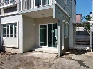 Продажа 1 кровать таунхаус в Sai Noi, Нонтабури