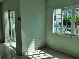Продажа 1 кровать таунхаус в Sai Noi, Нонтабури