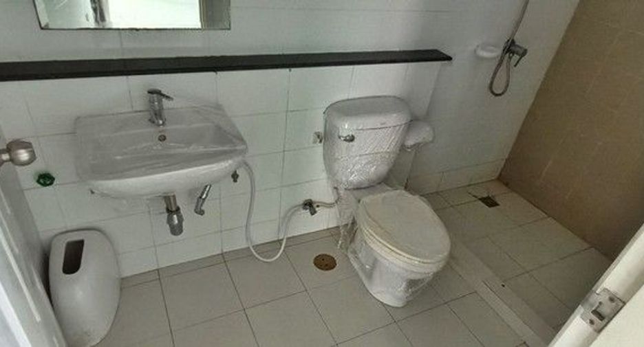 À vendre 1 chambre maison de ville à Sai Noi, Nonthaburi