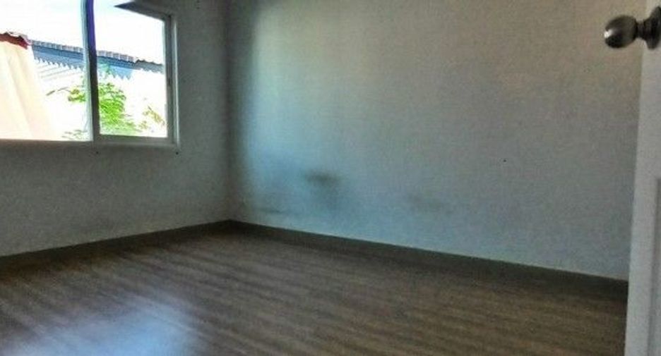 À vendre 1 chambre maison de ville à Sai Noi, Nonthaburi