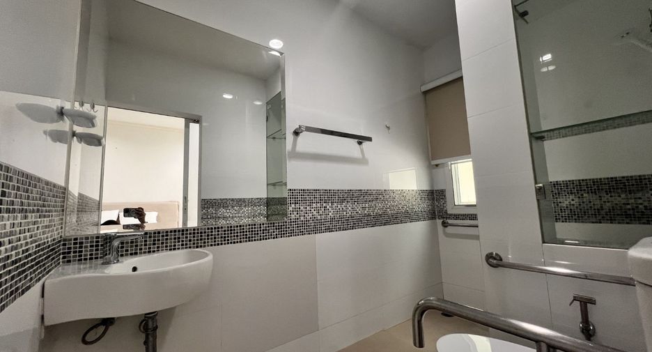 For rent 4 bedrooms house in Saphan Sung, Bangkok