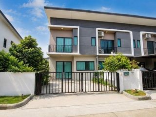 Reihenhaus zum Kauf mit 1 Zimmer in Bang Phli, Samut Prakan