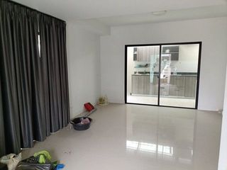 Reihenhaus zum Kauf mit 1 Zimmer in Bang Phli, Samut Prakan