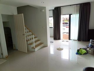 Reihenhaus zum Kauf mit 1 Zimmer in Bang Phli, Samut Prakan