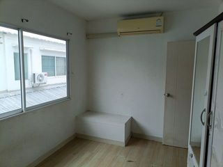 Reihenhaus zum Kauf mit 1 Zimmer in Bang Phli, Samut Prakan