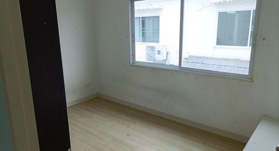 À vendre 1 chambre maison de ville à Bang Phli, Samut Prakan