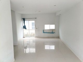 出售 1 卧室 联排别墅 在 Khlong Sam Wa, 曼谷