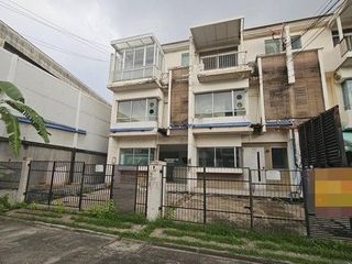 Reihenhaus zum Kauf mit Studio in Bang Phli, Samut Prakan