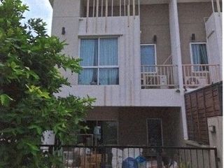 Casa adosada en venta de 1 habitaciones en Phutthamonthon, Nakhon Pathom