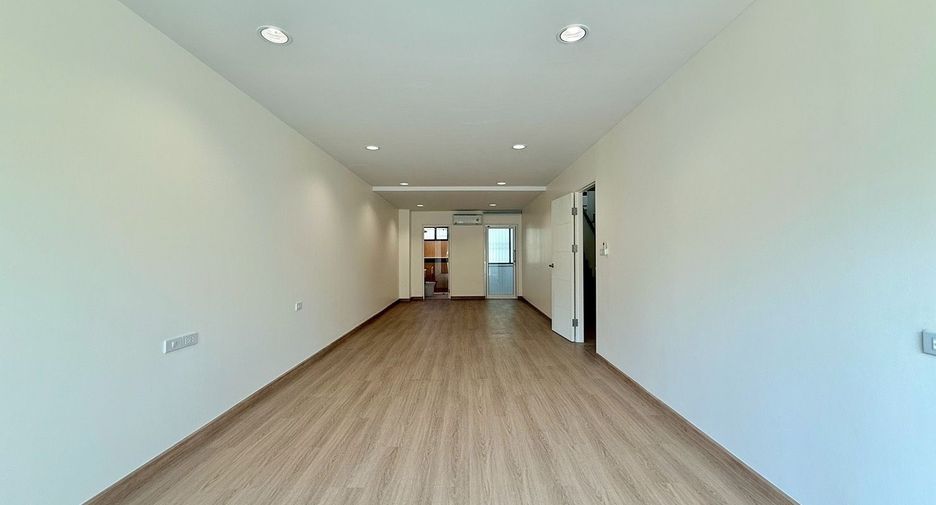 Reihenhaus zur Miete mit 4 Zimmer in Yan Nawa, Bangkok