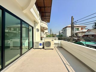 Reihenhaus zur Miete mit 4 Zimmer in Yan Nawa, Bangkok