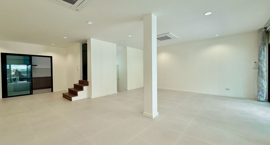 Reihenhaus zur Miete mit 4 Zimmer in Yan Nawa, Bangkok