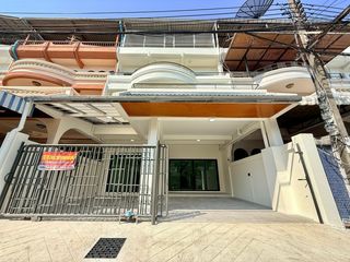 Reihenhaus zur Miete mit 4 Zimmer in Yan Nawa, Bangkok