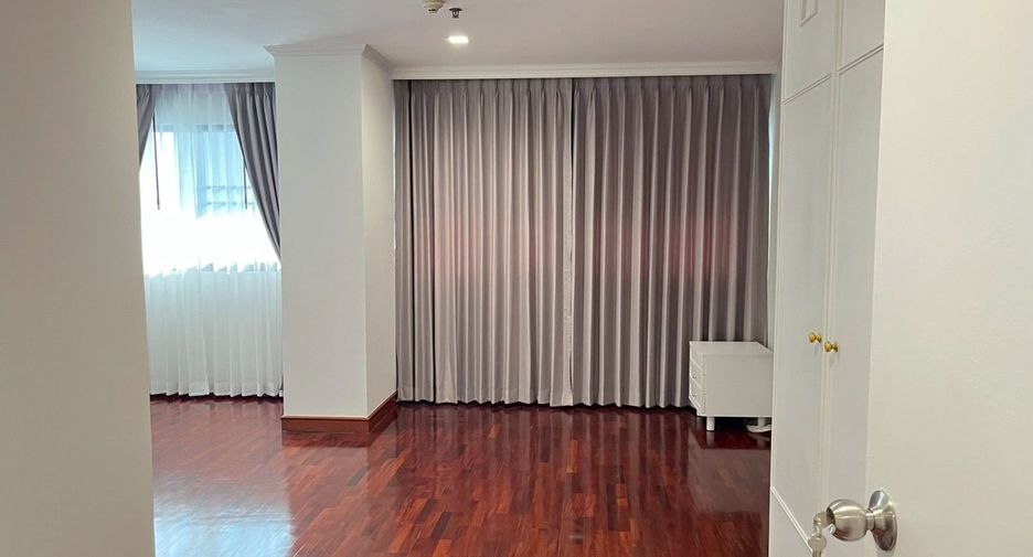For rent 4 bedrooms condo in Watthana, Bangkok