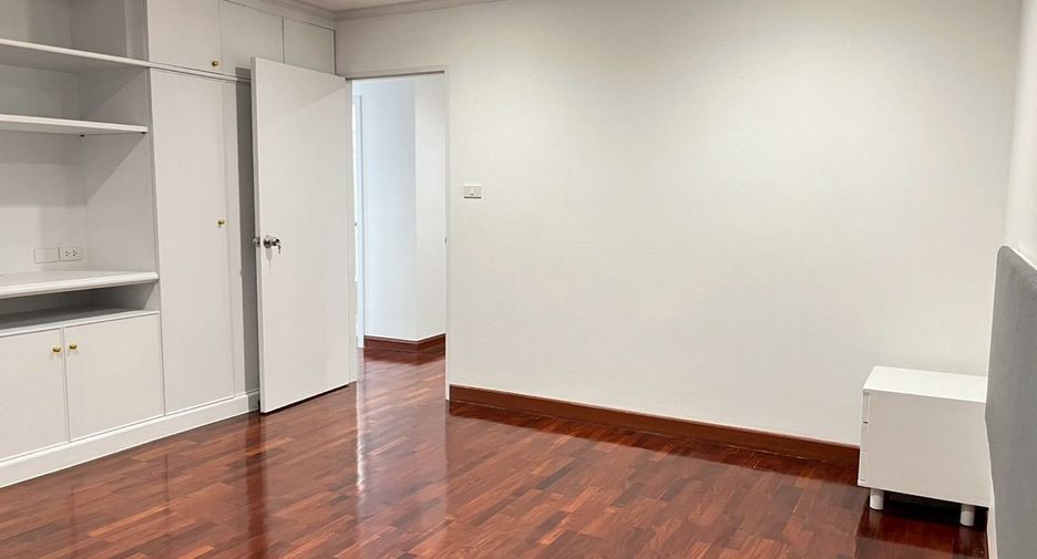 For rent 4 bedrooms condo in Watthana, Bangkok