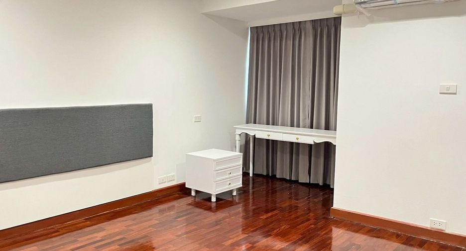 For rent 4 bedrooms condo in Watthana, Bangkok